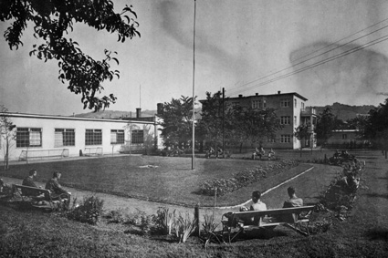 Firmengebäude HEINZMANN in Radebeul in Jahr 1945 heinzmann firmengebaeude radebeul