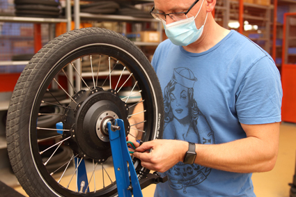 HEINZMANN Fahrradwerkstatt - Einspeichen von CargoPower Schwerlastmotor in Lastenrad HEINZMANN Fahrradwerkstatt