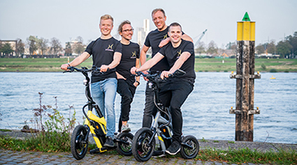 Das PLEV Technologies-Team mit E-Scooter STEEREON. Das PLEV Technologies-Team mit E-Scooter STEEREON.