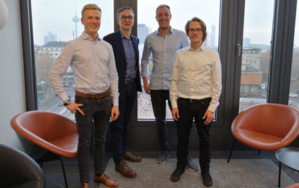 Die PLEV Technologies-Gründer mit Markus Gromer bei der Vertragsunterzeichnung Die PLEV Technologies-Gründer mit Markus Gromer bei der Vertragsunterzeichnung
